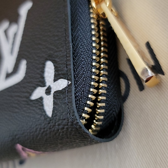 Louis Vuitton Wild at Heart Large Black Monogram Giant Flower Zippy Wallet - Picture 5 of 16